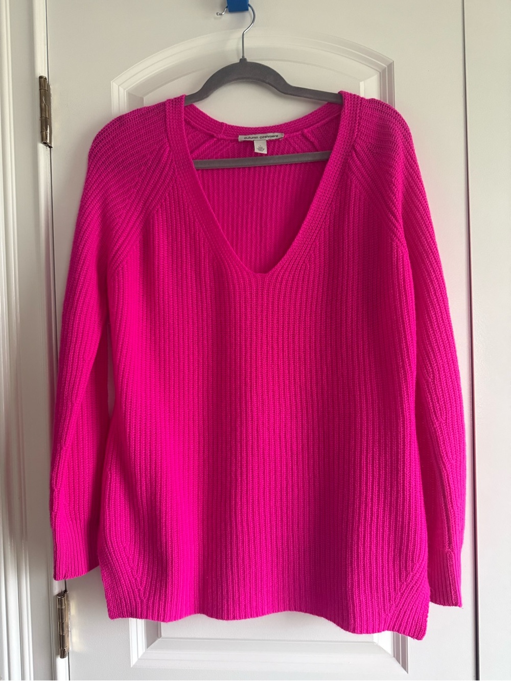 Bright Pink Autumn Cashmere V-Neck Women's Sweater, 100% cashmere, size L, EUC